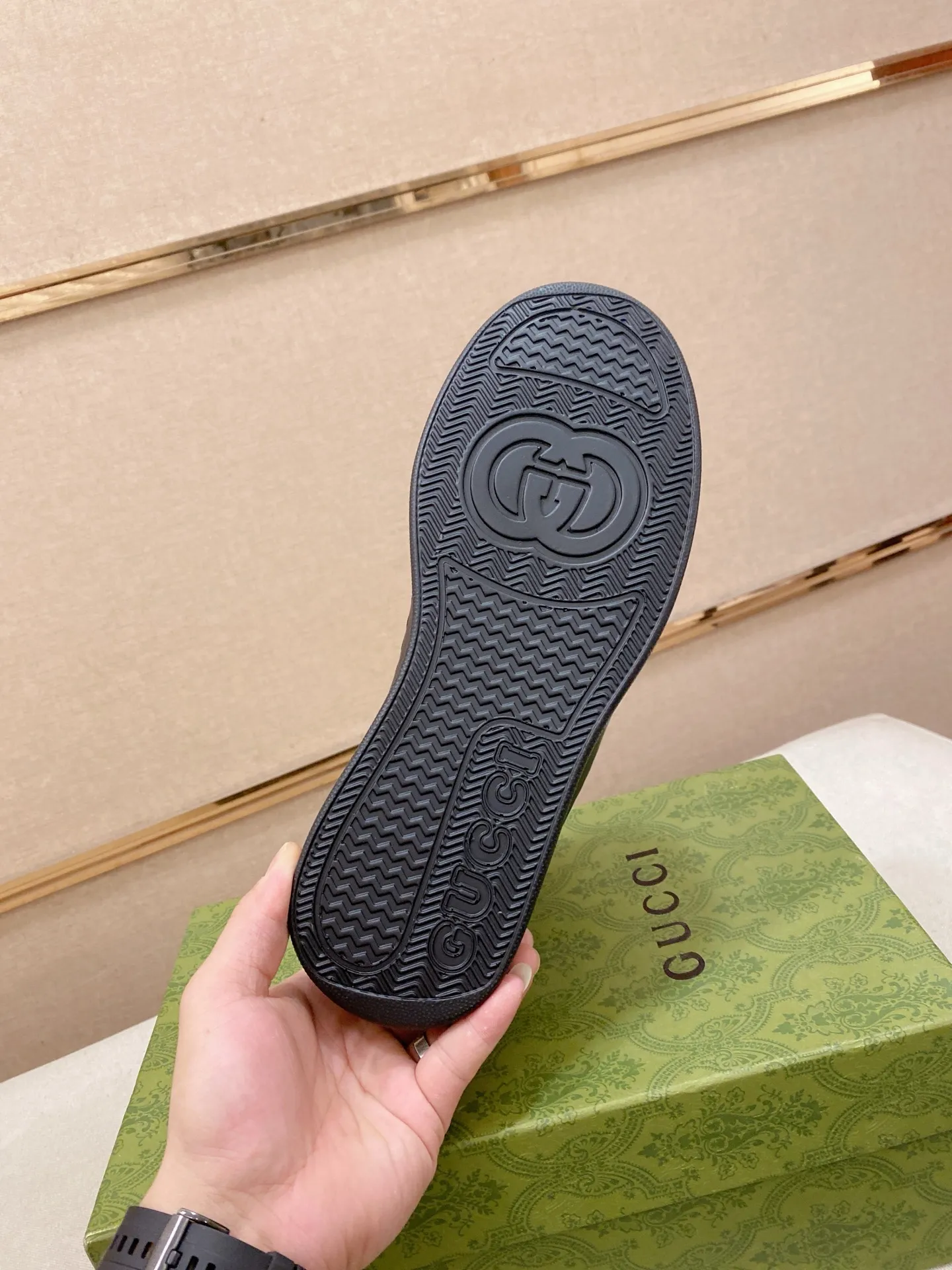 Factory price: 442💰 (GUCCI) The latest model from the official website🎁🎁Casual and fashionable men's shoes👟, hot style💥The style is simple and elegant, exclusive for trendy men. Unique official website's latest brand elements👑original Gucci decoration, fashionable and generous, the fabric is original cowhide ✅sheepskin lining, the official website specifies wear-resistant casual outsole, the classic model is taken in kind at the counter🎬38-44 (can be customized for 45 non-refundable)